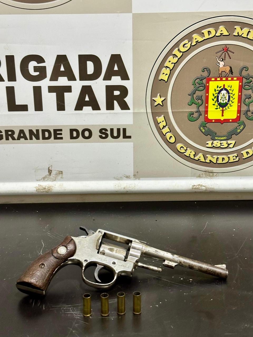 Passo Fundo Notícias. Homem é preso por tentativa de homicídio contra policiais e porte ilegal em Passo Fundo.