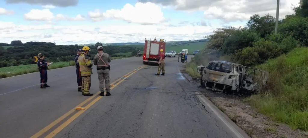Veículos incendeiam e condutor morre na ERS-324, entre Passo Fundo e Marau. Acidente envolveu dois veículos da região. 