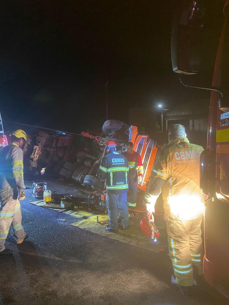 MENINA DE 13 ANOS MORRE EM COLISÃO ENTRE CAMINHÃO E ÔNIBUS DE EXCURSÃO NA RODOVIA BR-386 NA CIDADE DE TIO HUGO.