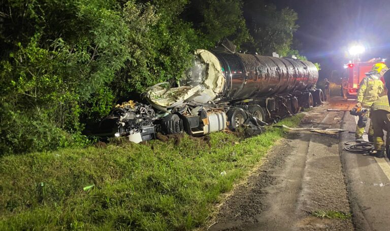Um gravíssimo acidente de trânsito deixou pelo menos duas vítimas fatais, na ERS-135, entre os trevos de Getúlio Vargas/RS. 
