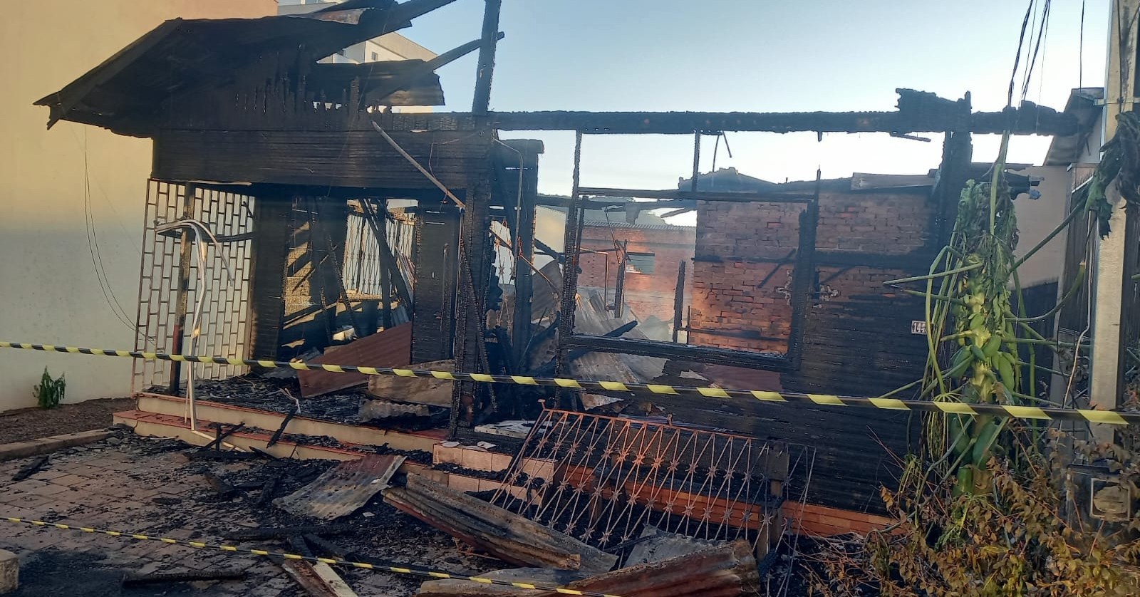 Incêndio atinge estabelecimento durante a madrugada em Marau. O estabelecimento ficou destruído após incêndio de grandes proporções