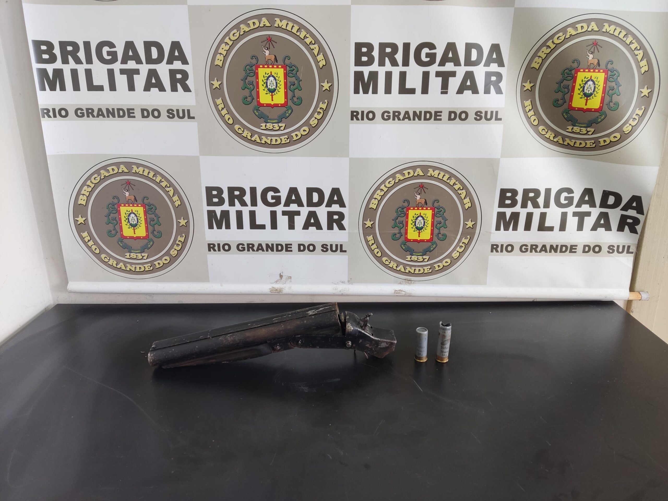 3°RPMon prende dupla por porte ilegal de arma de fogo de uso restrito e embriaguez ao volante em Passo Fundo.