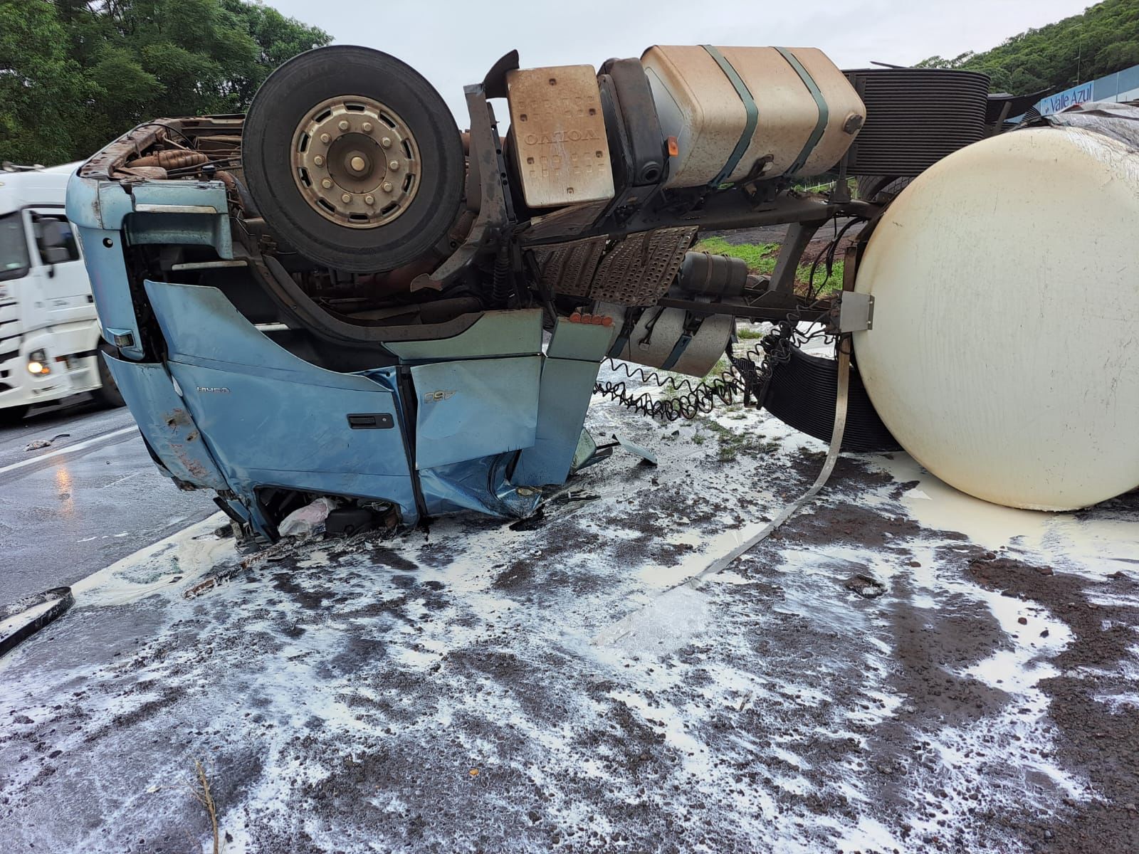 Carreta tomba na BR-386 por volta das 7h10min da manhã desta sexta-feira, dia 16 de fevereiro, na BR-386 no KM 151, no Rincão do Segredo.