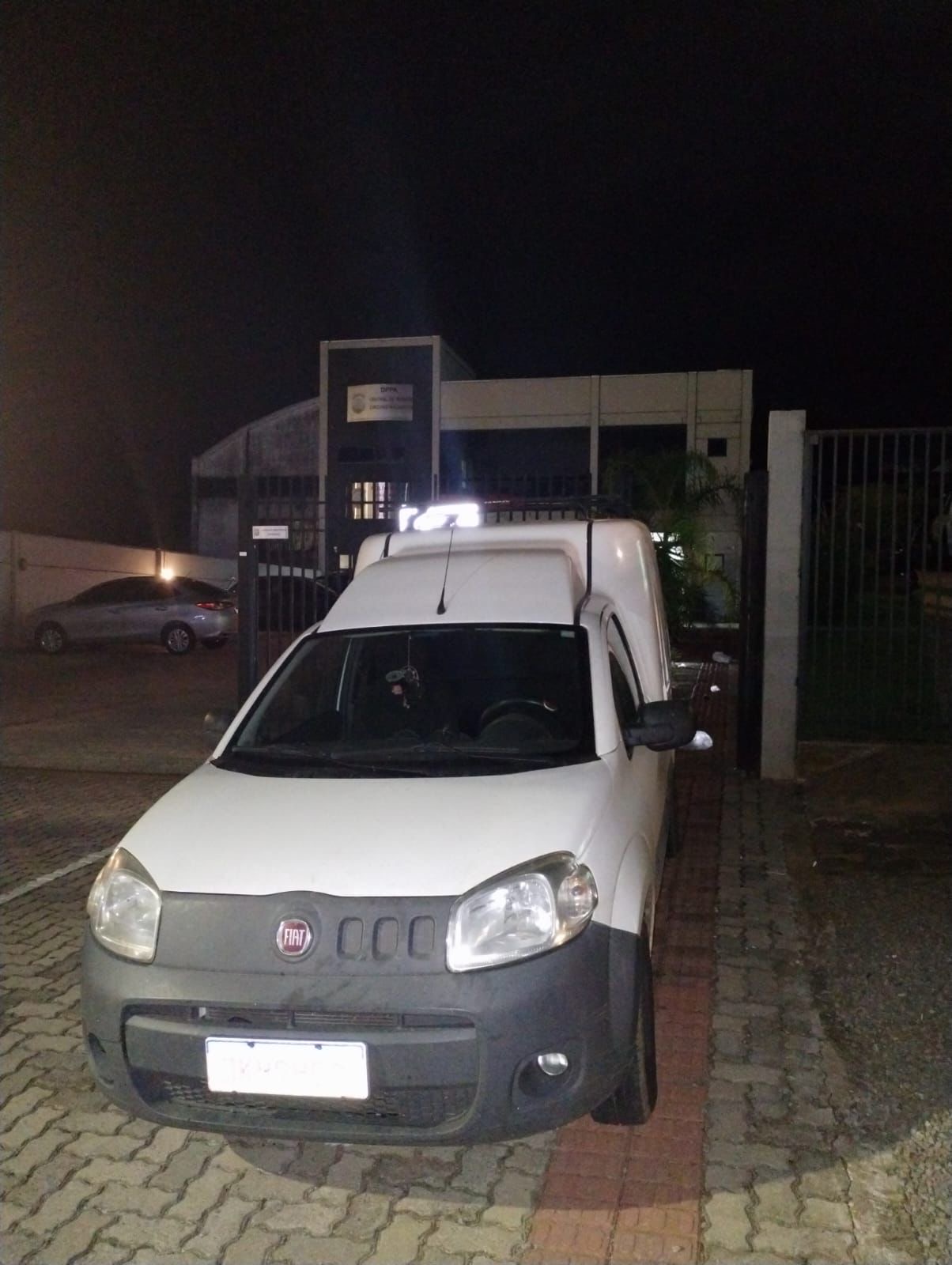 3°RPMon prende homem e apreende adolescente por roubo de veículo e porte ilegal de munição em Passo Fundo.