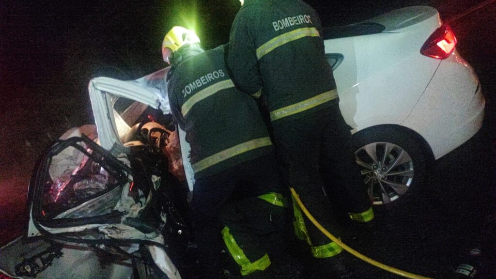 Acidente deixa uma pessoa gravemente ferida na BR-386, entre Carazinho e Sarandi. Equipes deslocaram e socorreram quatro pessoas.