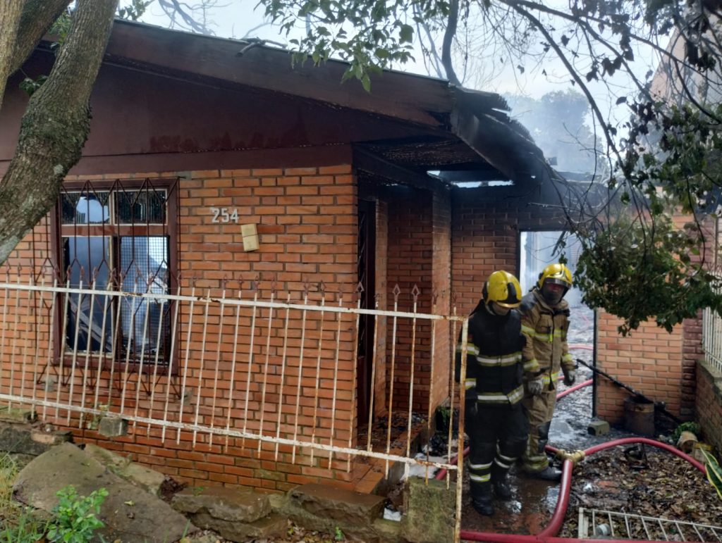 Incêndio atinge casa na Vila Planaltina, nas primeiras horas da manhã deste domingo. Corpo de Bombeiros foi ao local.