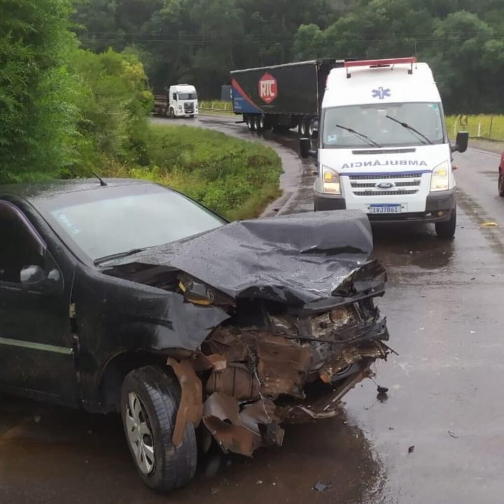 Colisão na ERS-324 deixa uma pessoa ferida, entre Passo Fundo e Marau. Dois veículos colidiram no km 201 da rodovia.