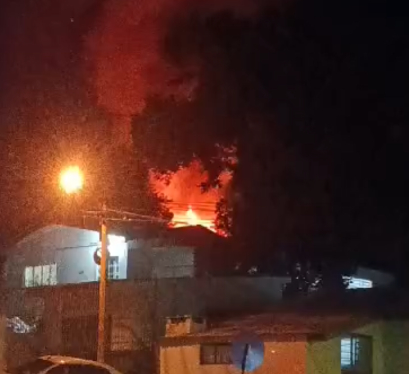 Incêndio consome residência na Vila Luiza em Passo Fundo. Ninguém se feriu. Os bombeiros rapidamente chegaram ao local.