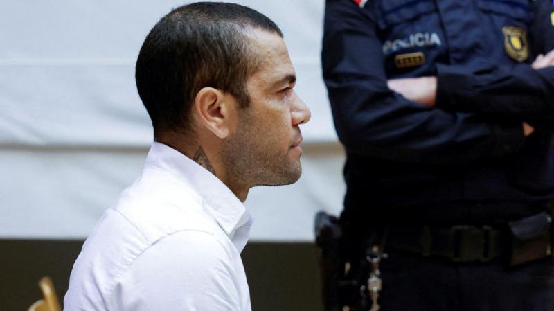 O ex-jogador da seleção brasileira Daniel Alves foi sentenciado a 4 anos e 6 meses de prisão na Espanha. Decisão saiu na manhã de quinta (22)
