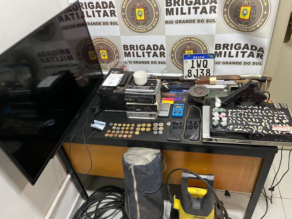 3ºRPMon prende dupla por tráfico de drogas em Passo Fundo, Na madrugada de quinta-feira (15/2) na Petrópolis.