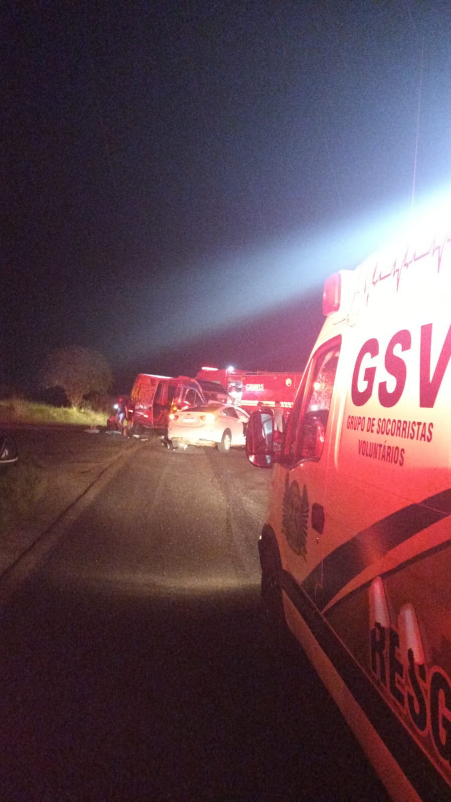 Acidente deixa uma pessoa gravemente ferida na BR-386, entre Carazinho e Sarandi. Equipes deslocaram e socorreram quatro pessoas.