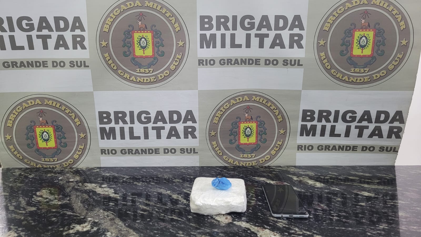 Homem é preso pela BM, com meio quilo de cocaína, em Soledade, durante a madrugada. Comunicação Social 38ºBPM