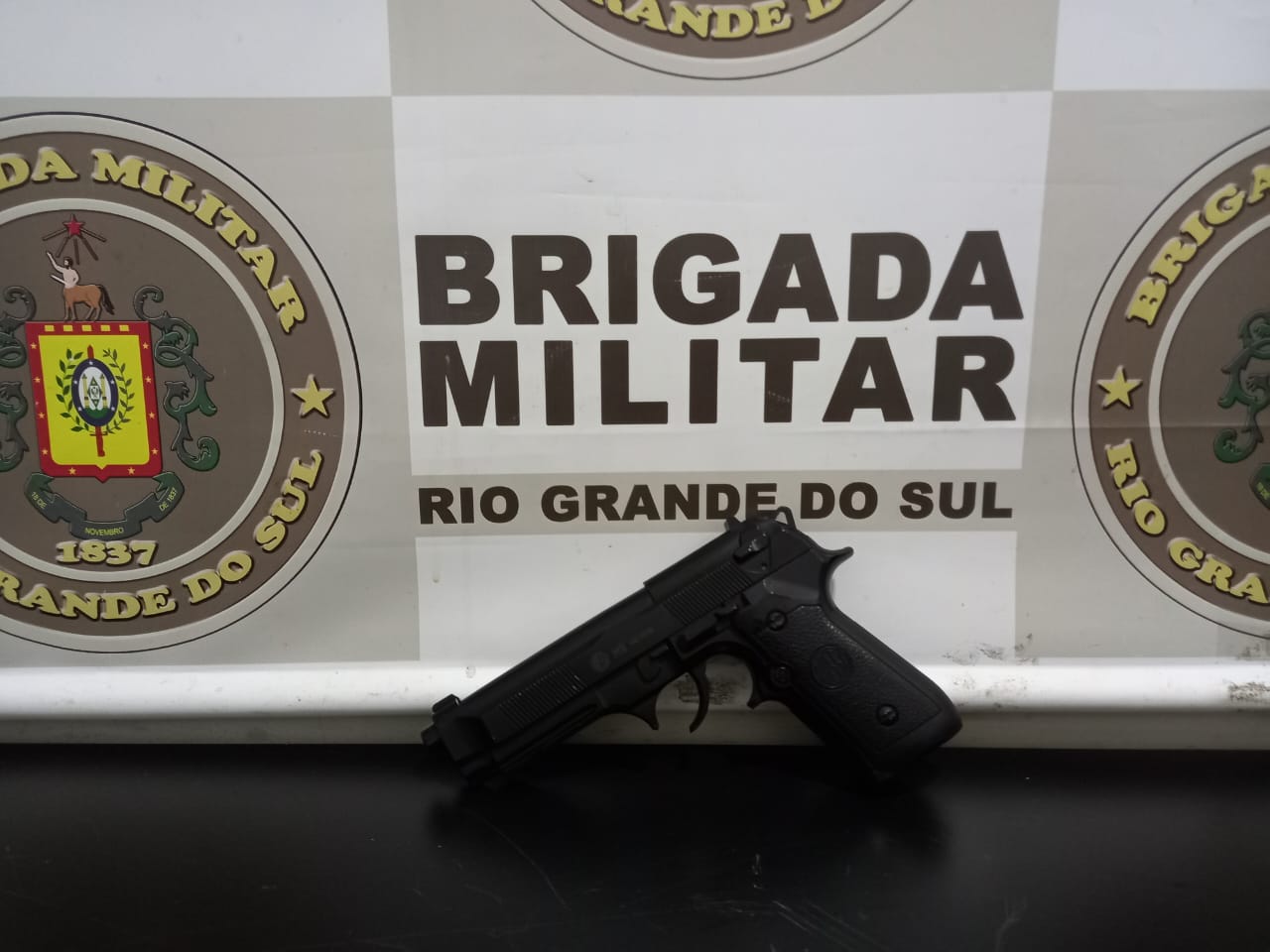 3°RPMon prende trio por tentativa de roubo a motorista de aplicativo. Ele repassou as características do trio e a equipe realizou buscas.