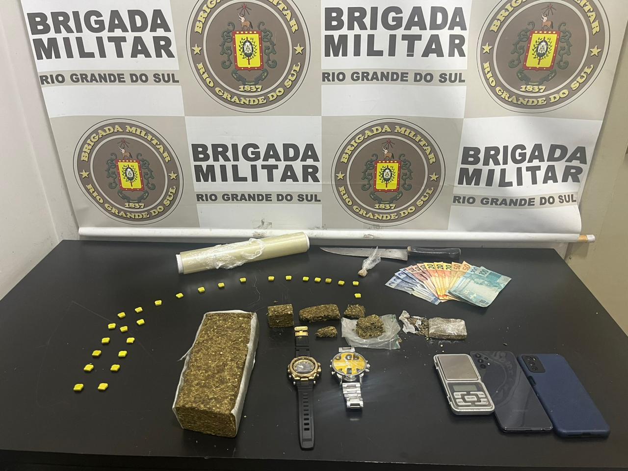 Homem é preso pelo 3°RPMon por tráfico de drogas em Passo Fundo. O infrator foi conduzido e permaneceu sob custódia na Delegacia
