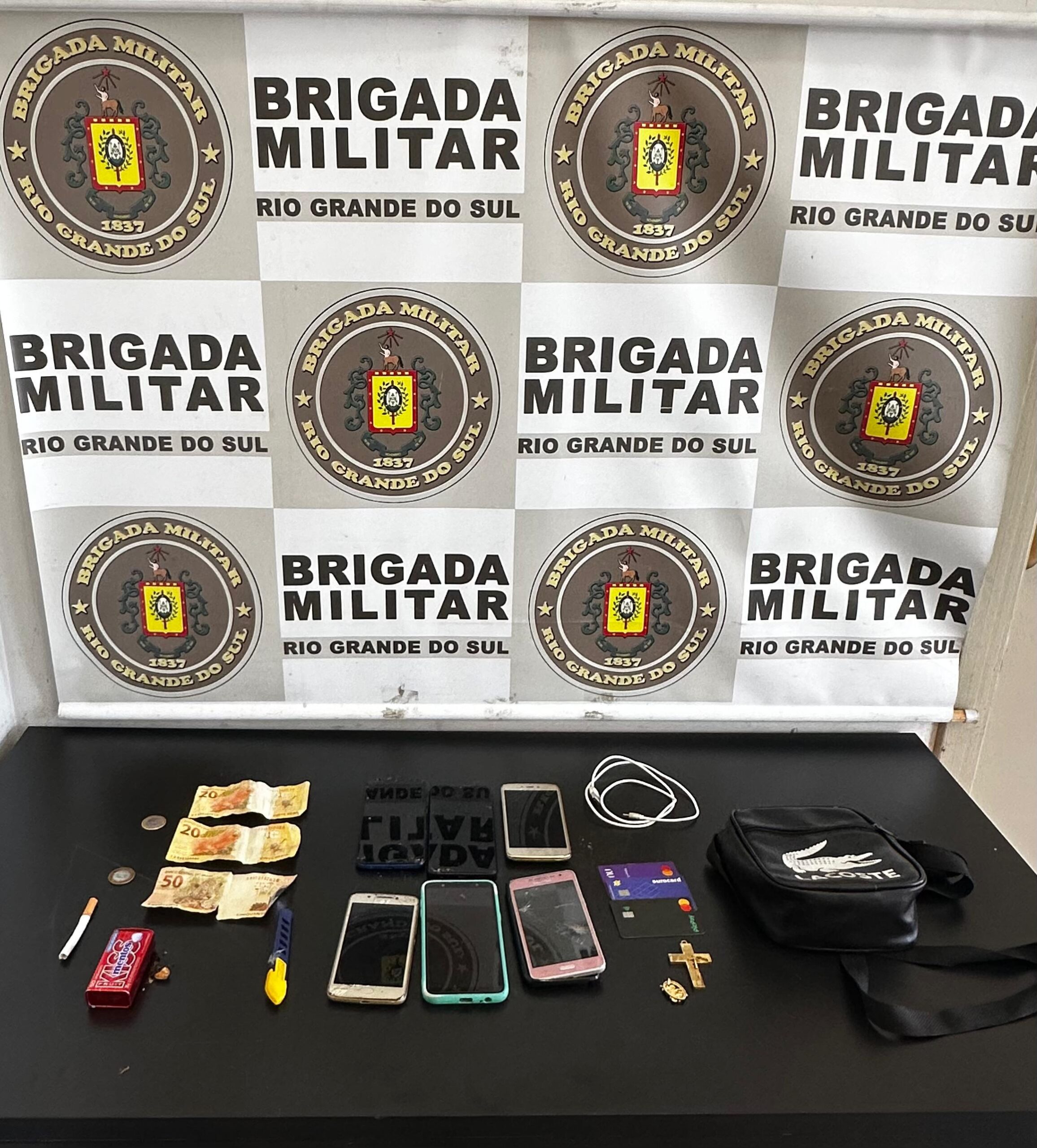 3°RPMon prende casal por furto qualificado descumprimento de prisão domiciliar e cumprimento de mandado. O fato aconteceu em Passo Fundo.
