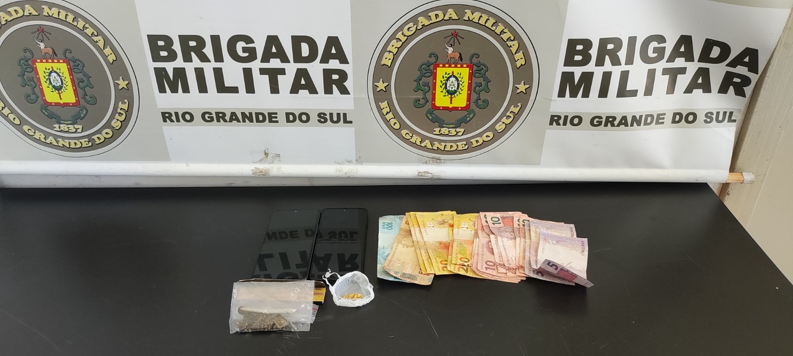 3°RPMon prende homem e apreende adolescente por tráfico de drogas em Passo Fundo. Na quinta-feira (22/2), às 10h30.