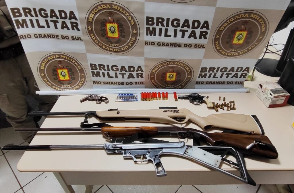 BM prende dois indivíduos por porte ilegal de arma de fogo em Carazinho. Foi durante a madrugada de quarta-feira.