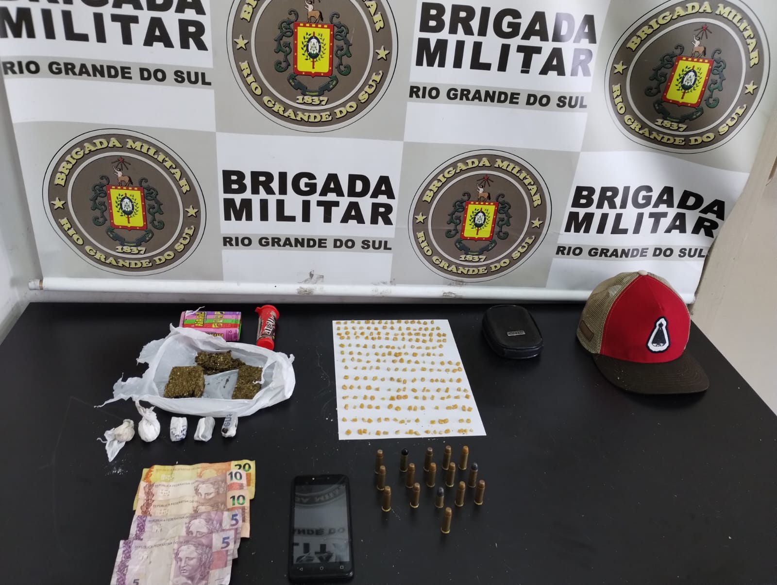 3°RPMon prende homem por tráfico de drogas e porte ilegal de arma de munições. Homem preso por tráfico de drogas e porte ilegal.