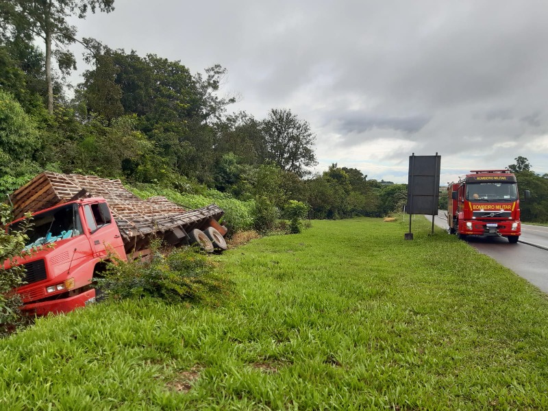 Motorista perde o controle de caminhão após mal súbito na BR-285 em Carazinho.Uma guarnição do Corpo de Bombeiros Militar de Carazinho atendeu