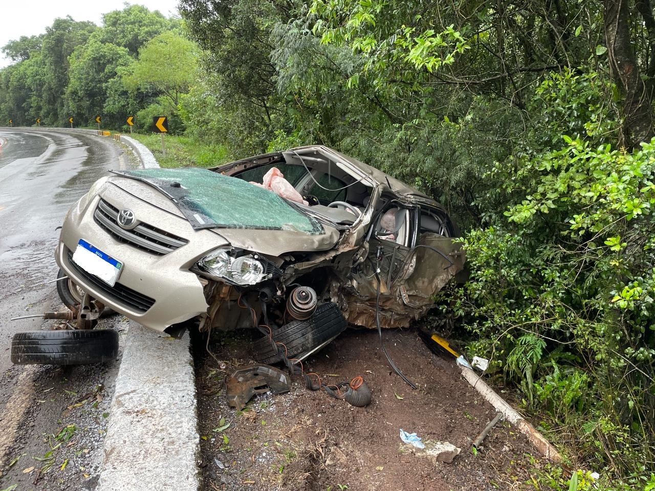 Acidente na Serra do Segredo é atendido pelas equipes de socorro. A Polícia Rodoviária Federal, Corpo de Bombeiros Militar e SAMU atenderam.