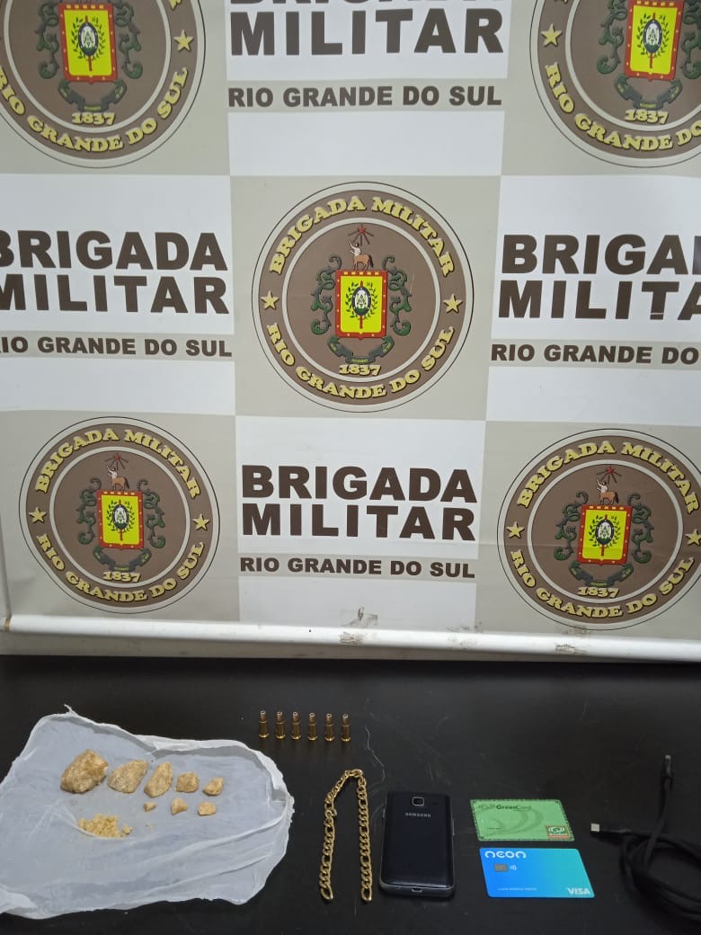 3°RPMon prende homem por tráfico de drogas e porte ilegal de munições.Na noite de terça-feira (5/3), às 22h20.