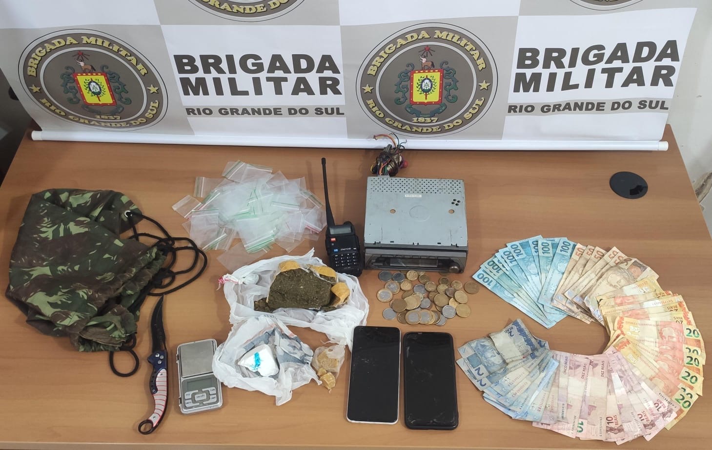 3ºRPMon prende dupla por tráfico de drogas em Água Santa. Na segunda-feira (18/3), às 11h na Rua Carlos Danielli.