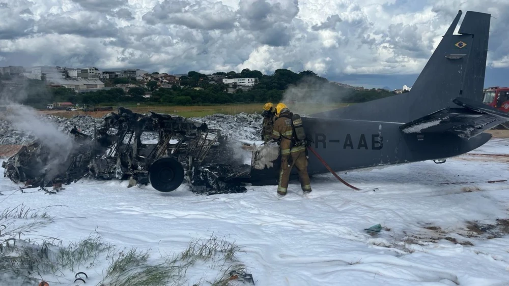 Avião da Polícia Federal cai, na tarde desta quarta-feira (6) no Aeroporto da Pampulha em Belo Horizonte, Minas Gerais.