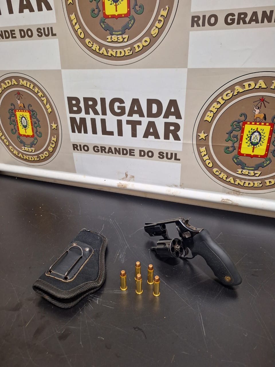 Homem é preso pelo 3°RPMon por porte ilegal de arma de fogo. A prisão ocorreu no bairro Petrópolis, na rua Nilo Peçanha.