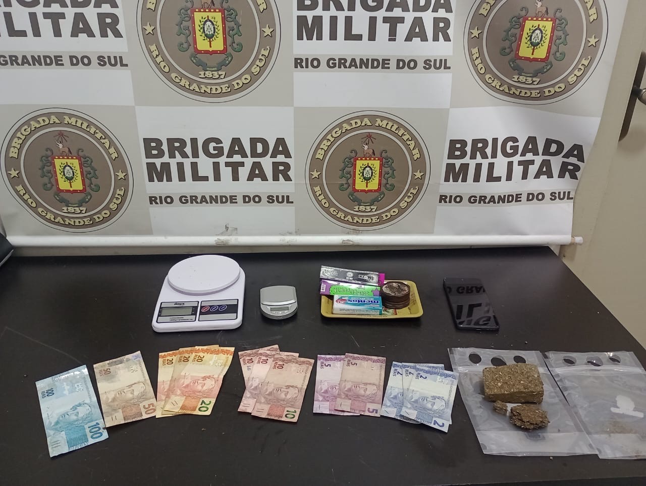 Mulher é presa pelo 3°RPMon por tráfico de drogas em Passo Fundo. No local funcionava uma empresa de delivery.