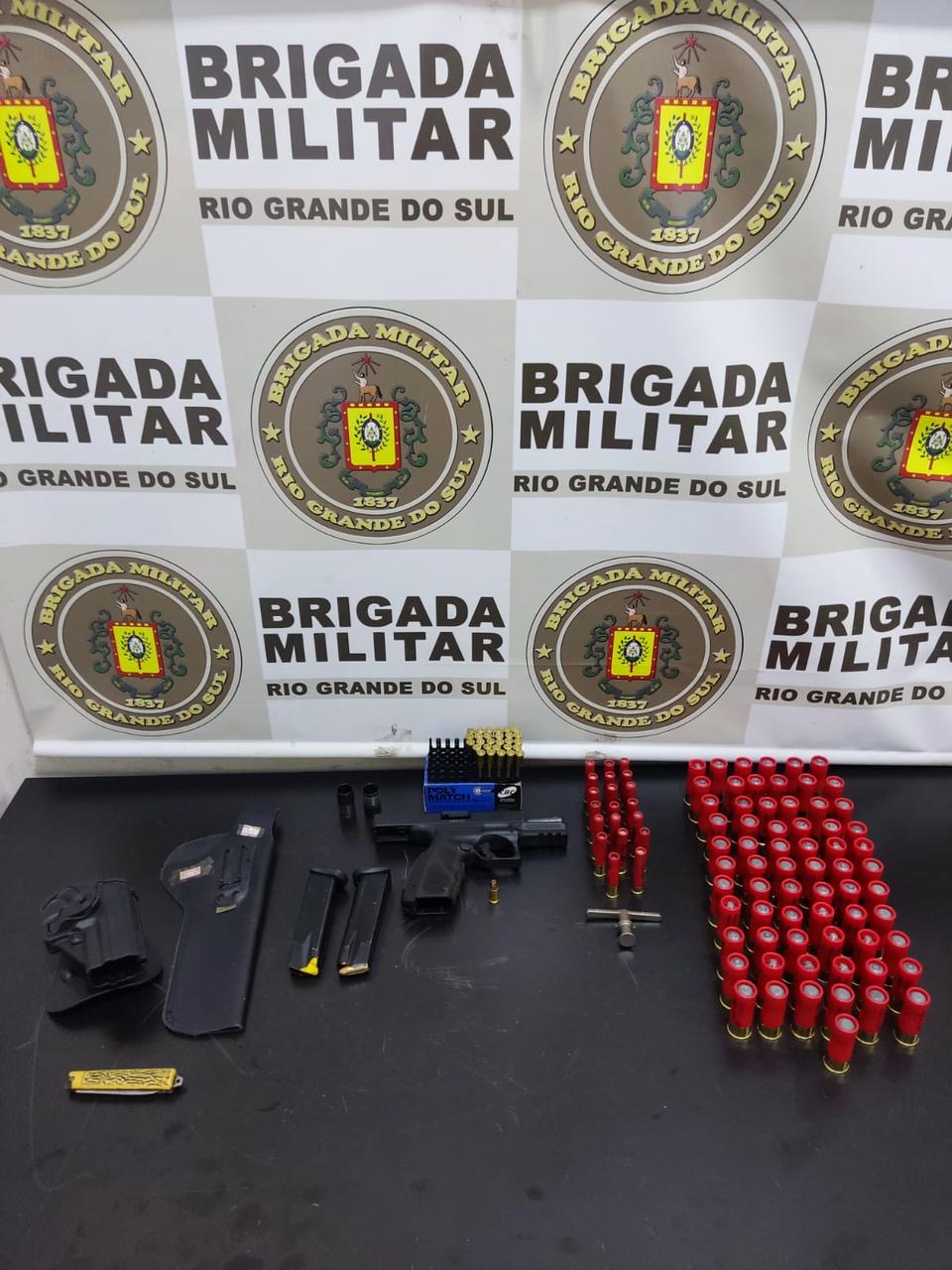 Homem é baleado ao atirar contra policiais. Uma ocorrência envolvendo a Lei Maria da Penha resultou em um indivíduo baleado e outro detido.