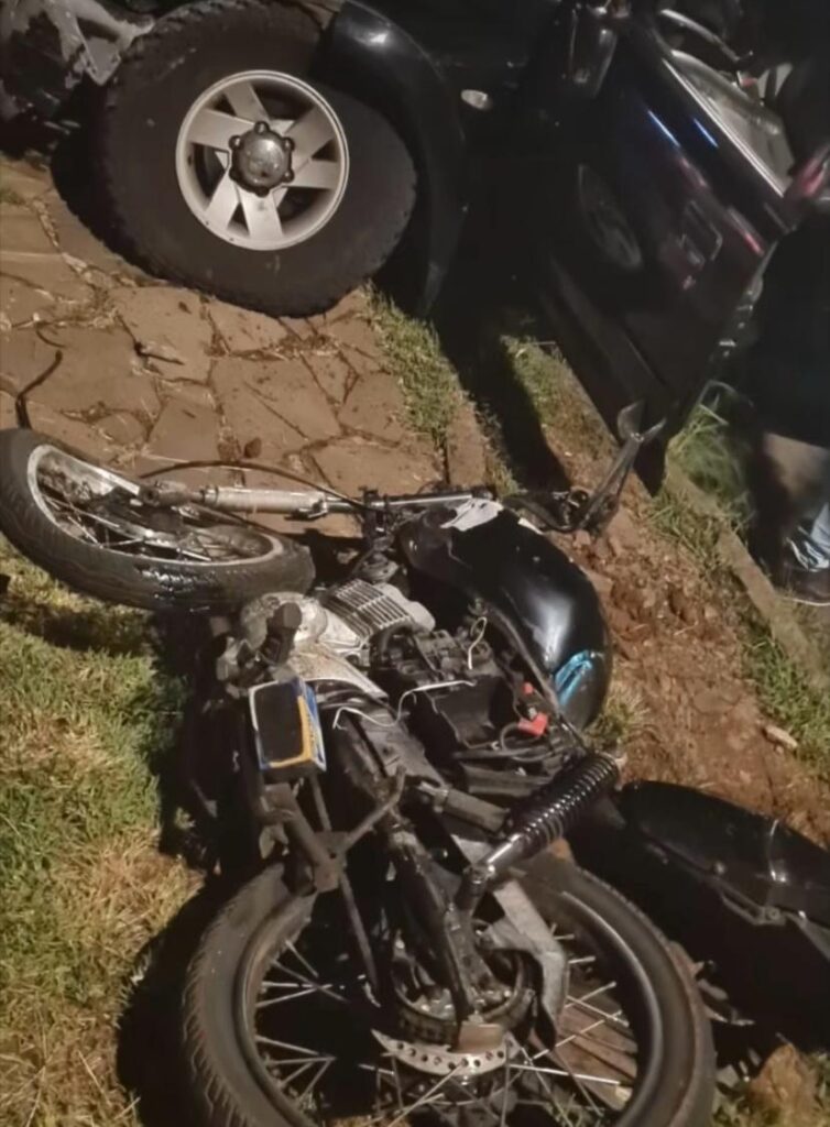 Motociclista é atingido por carro e fica gravemente ferido, na noite deste sábado em Passo Fundo. A motocicleta foi atingida por uma Pajero.