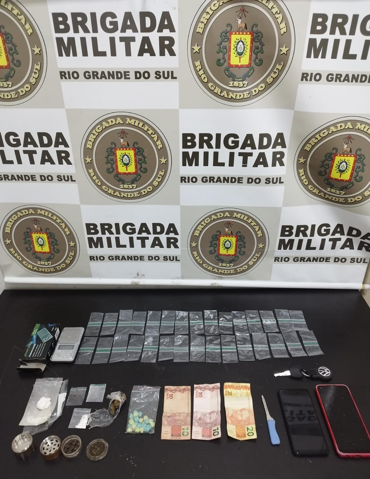 3°RPMon prende casal por tráfico de drogas. Na tarde de sábado (16/3), as 17h15, na Rua Pedro Culmann, bairro Dona Júlia.
