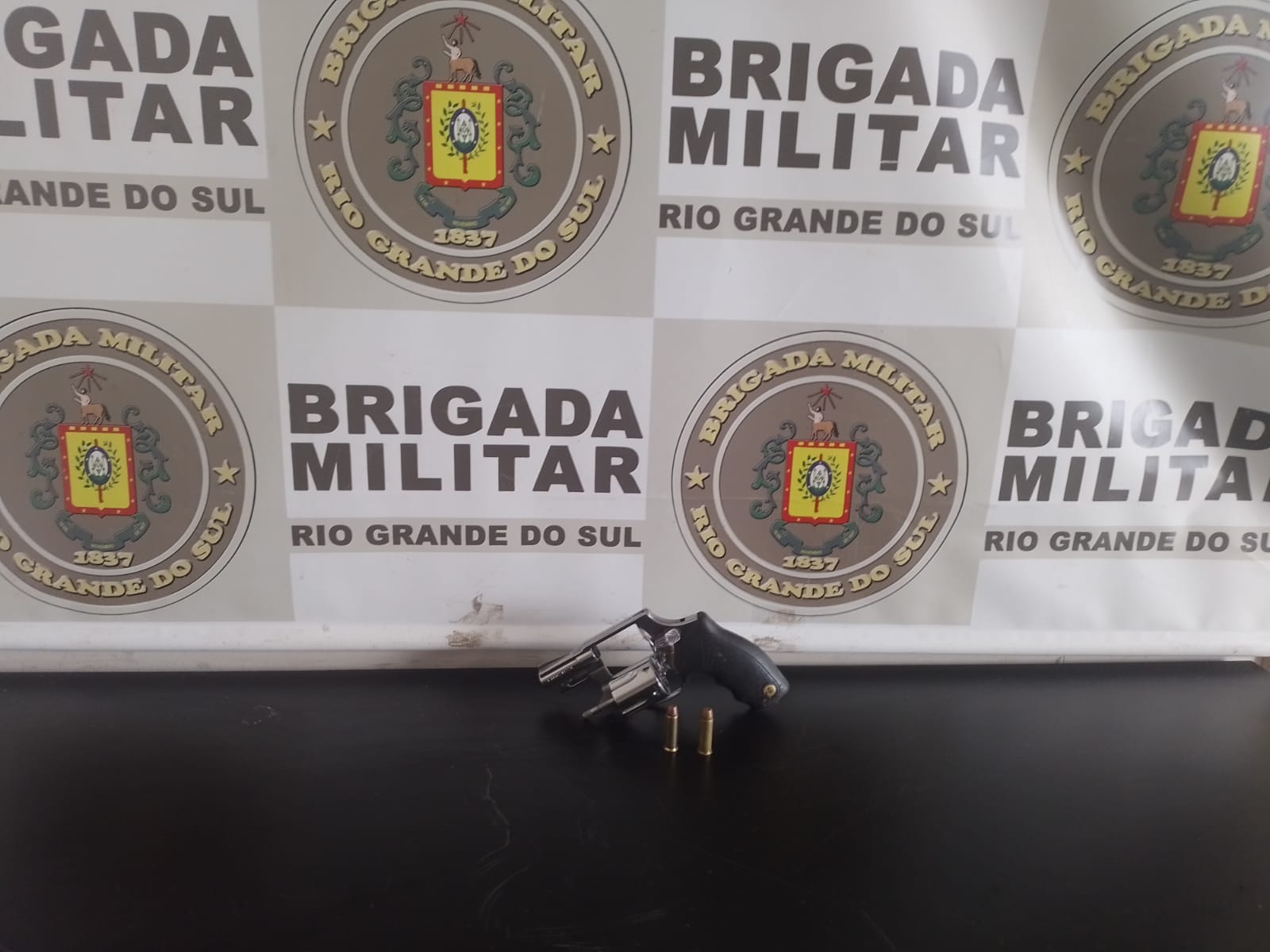 3°RPMon prende homem por porte ilegal de arma de fogo. No dia 19 de março, por volta das 16h15, na Avenida Presidente Vargas, em Passo Fundo.