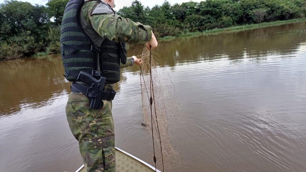 Brigada Militar apreende materiais usados em pesca predatória na Barragem de Ernestina. Após receber uma denúncia anônima