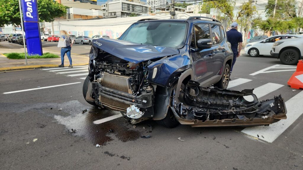 Acidente com danos materiais é registrado em Passo Fundo. Uma colisão entre dois carros foi registrada na área central de Passo Fundo.