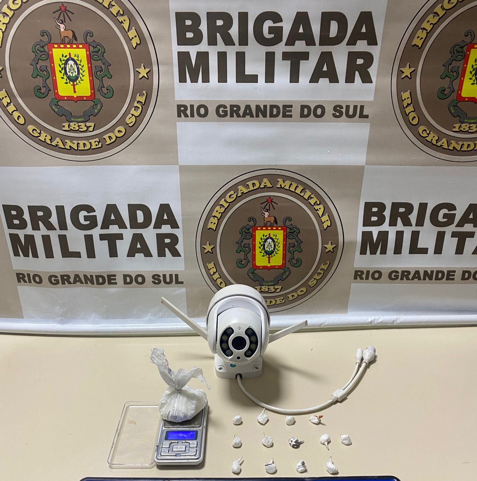 Brigada Militar realiza prisão de dois indivíduos, em Carazinho. Na madrugada desta quarta-feira, no bairro Princesa.