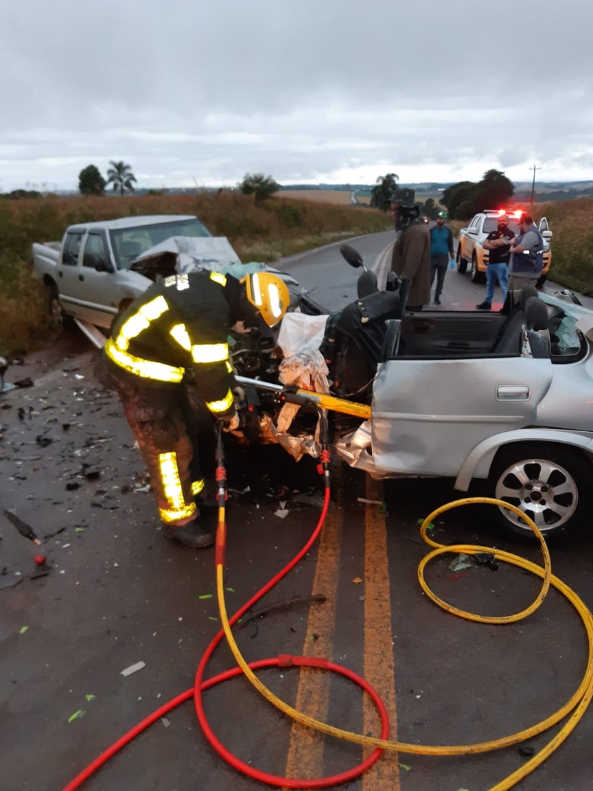 Acidente deixa dois mortos Entre Victor Graeff e Não-Me-Toque, entre caminhonete e carro de passeio. O acidente ocorreu em Invernadinha.