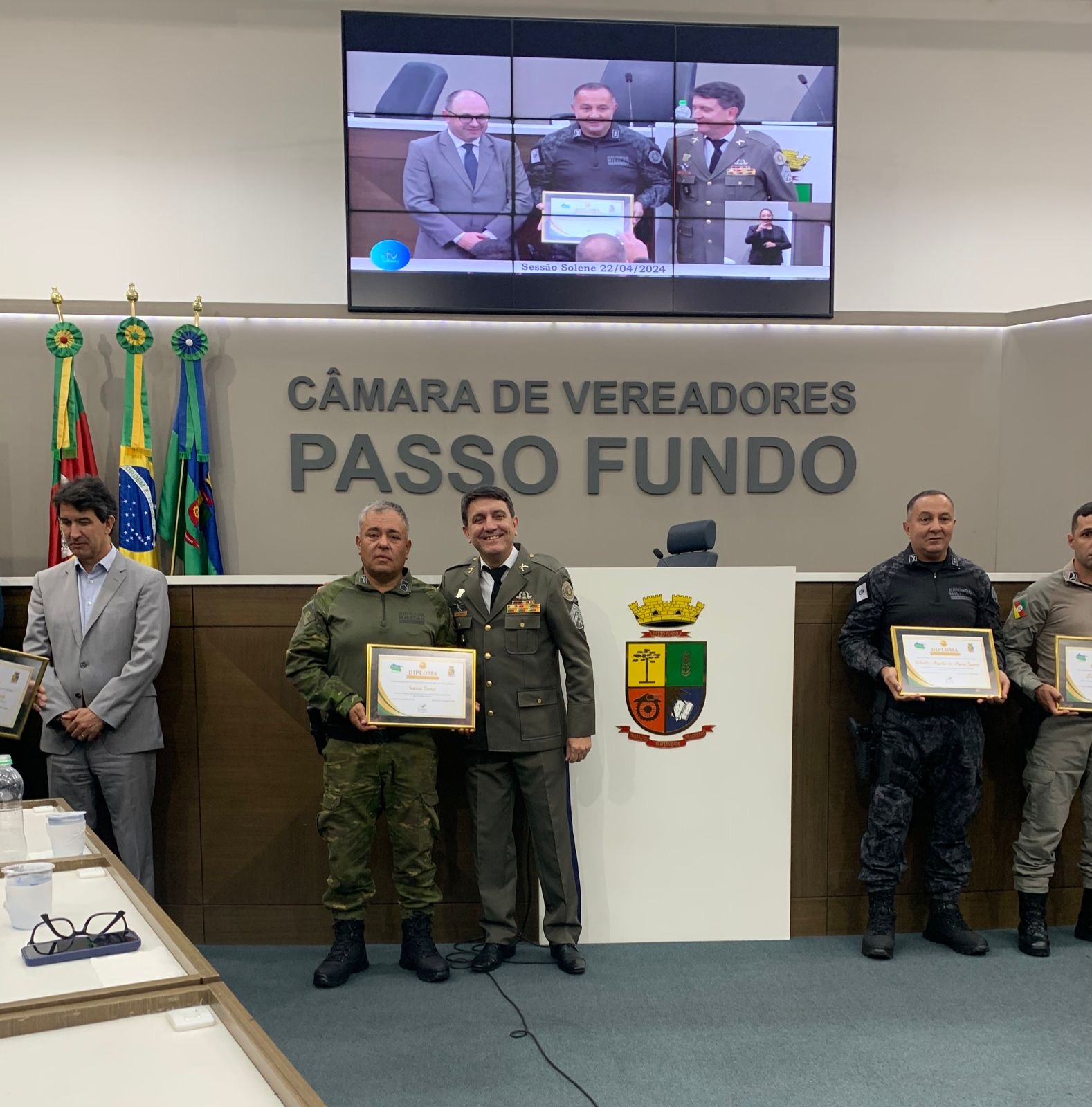 Policiais recebem homenagem na câmara de vereadores. Policial Militar, do 3º Batalhão Ambiental da Brigada Militar, receberam a homenagem