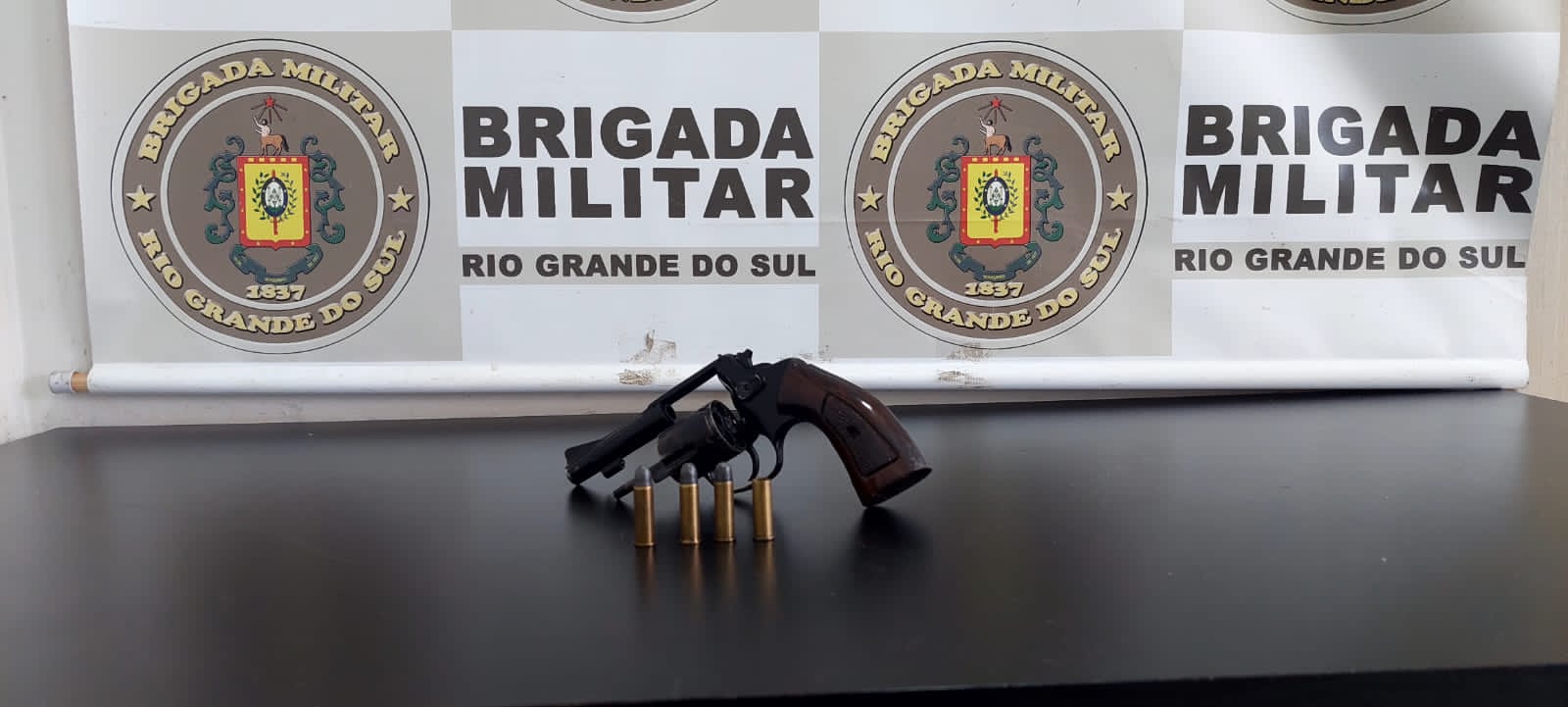 Força Tática prende homem por posse irregular de arma de fogo. 1°Esqd/ EQUIPE DE FORÇA TÁTICA Deslocado pela Sala de Operações em ocorrência.