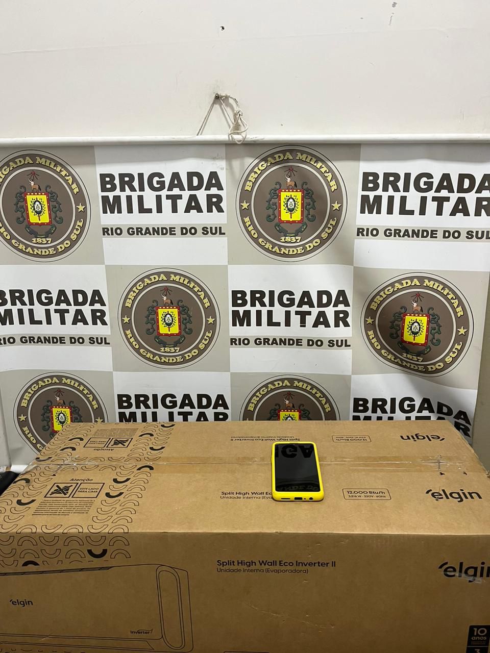 O homem foi abordado pela guarnição da Brigada Militar, após sair de uma loja com ar-condicionado e outros materiais furtados.
