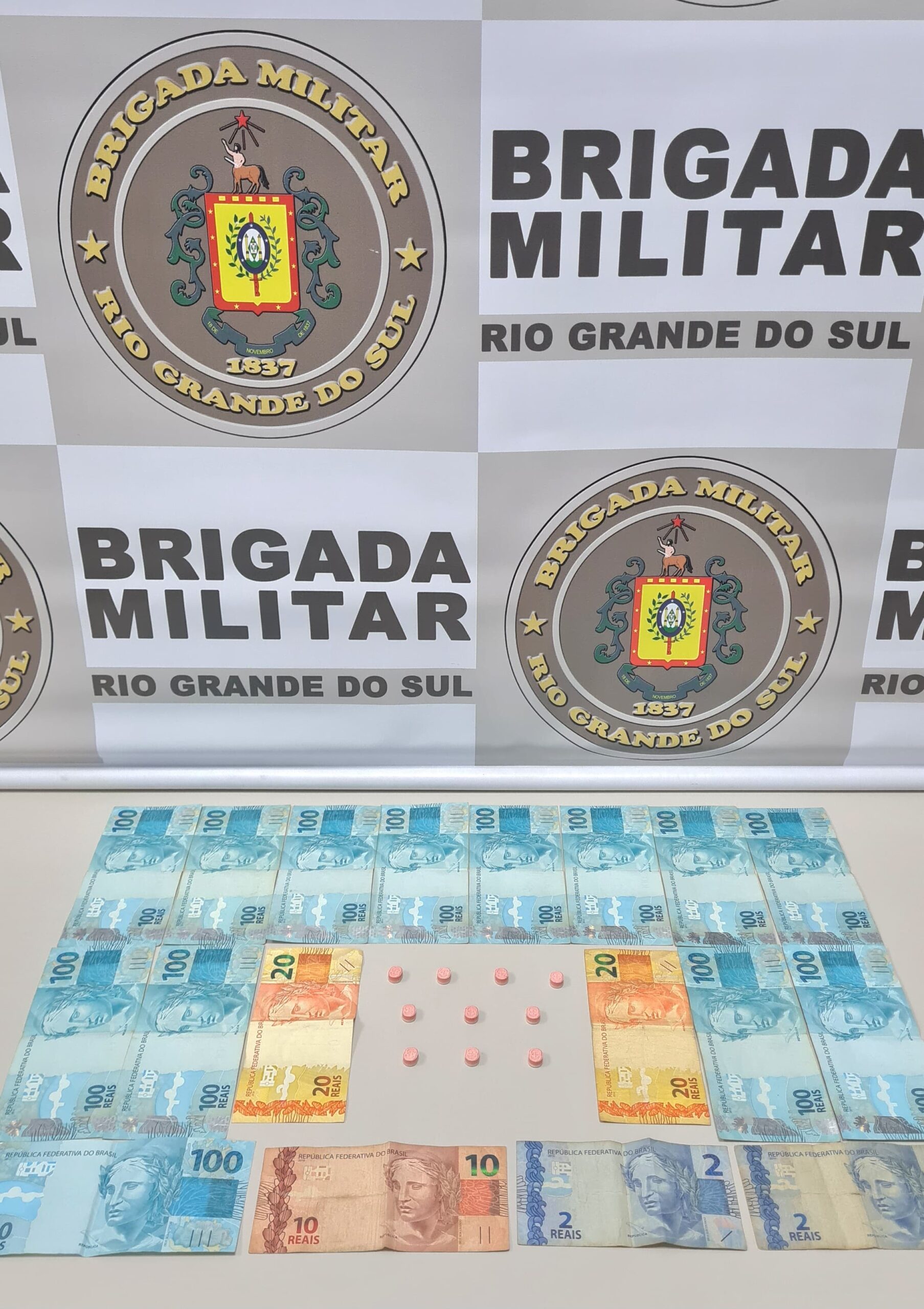 Indivíduo é preso por tráfico de drogas em Marau. Na noite de sexta-feira, (26/04), às 21h, duas equipes da Patrulha Rural.