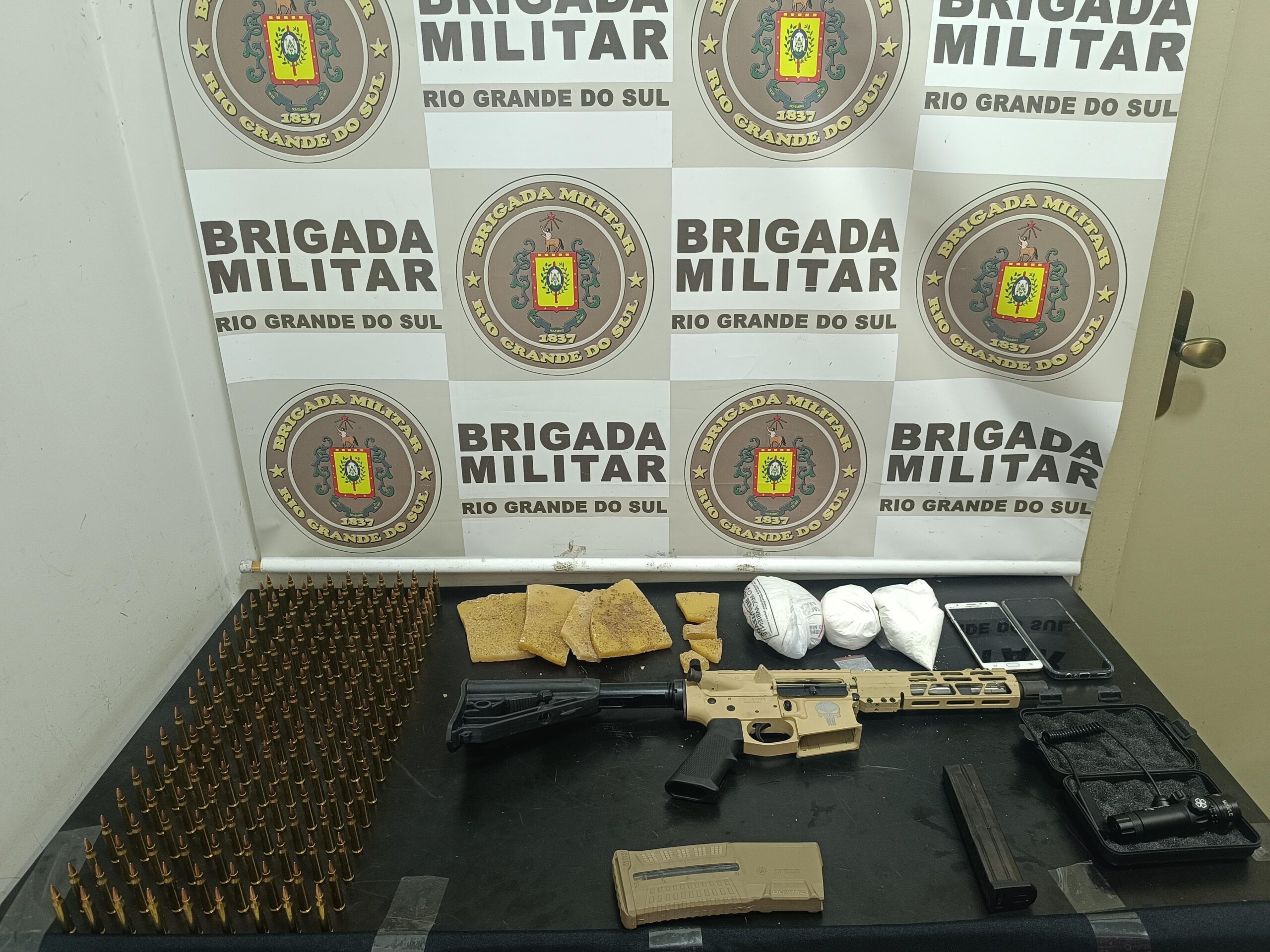 Fuzil é apreendido no bairro Cruzeiro em Passo Fundo. Três homens são presos pelo 3°RPMon por tráfico de drogas e posse de arma de fogo.