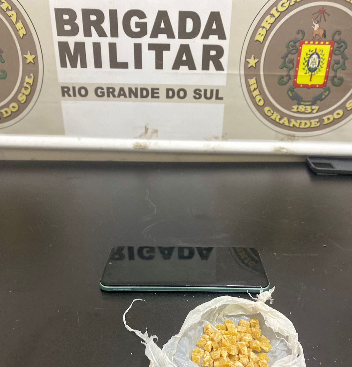 Homem é preso por tráfico de drogas. 3°RPMon prende homem por tráfico de drogas em Passo Fundo, na rua Epitácio Pessoa.