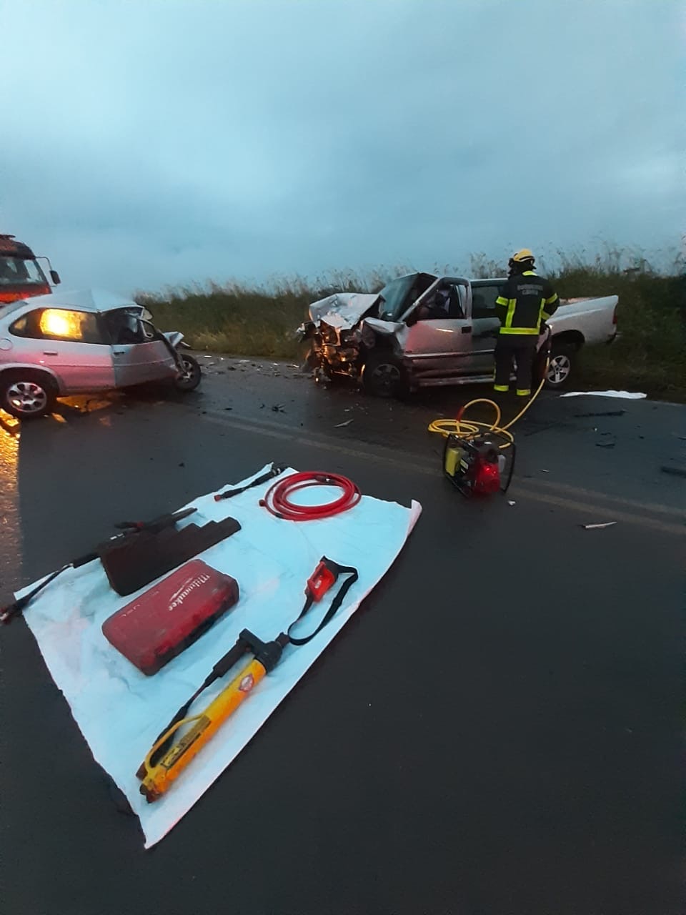 Acidente deixa dois mortos Entre Victor Graeff e Não-Me-Toque, entre caminhonete e carro de passeio. O acidente ocorreu em Invernadinha.
