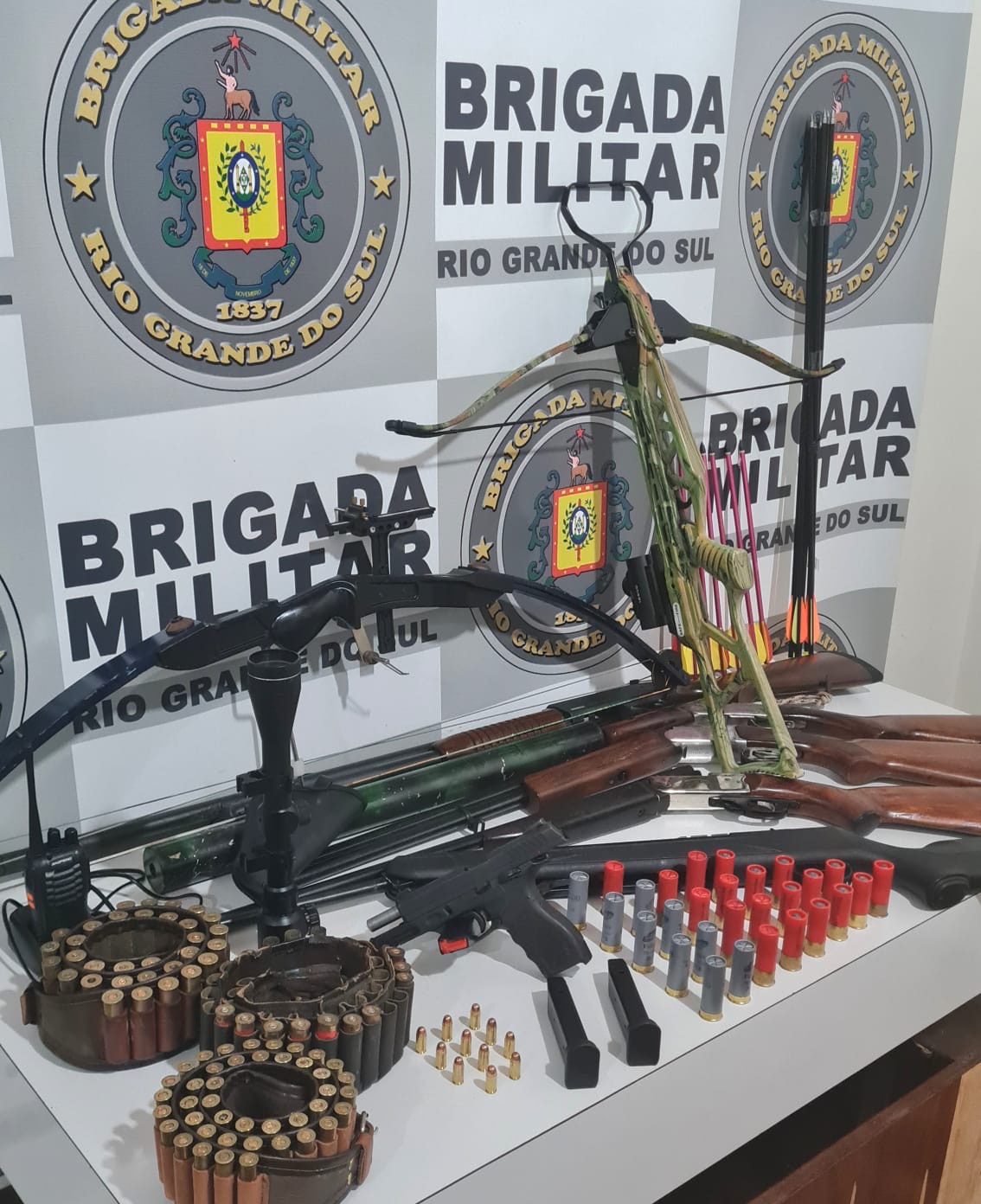 Homem é preso em Guaporé por posse de arma. Na noite de segunda-feira (15/04). O homem recebeu voz de prisão e foi encaminhado à Delegacia