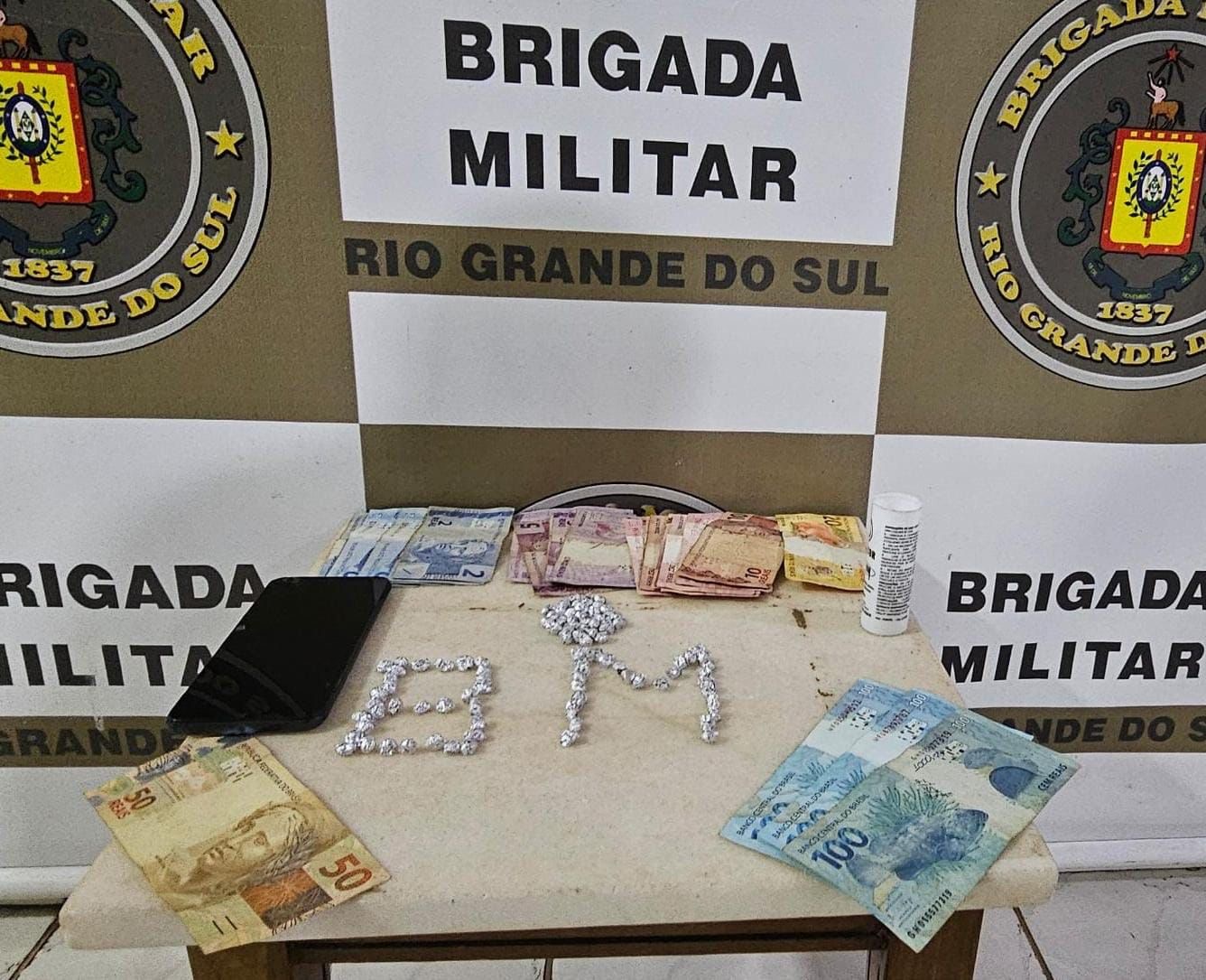 Brigada Militar prende indivíduo traficando drogas, em Espumoso. foram localizadas, 96 pedras de crack, aparelho celular e outros materiais.