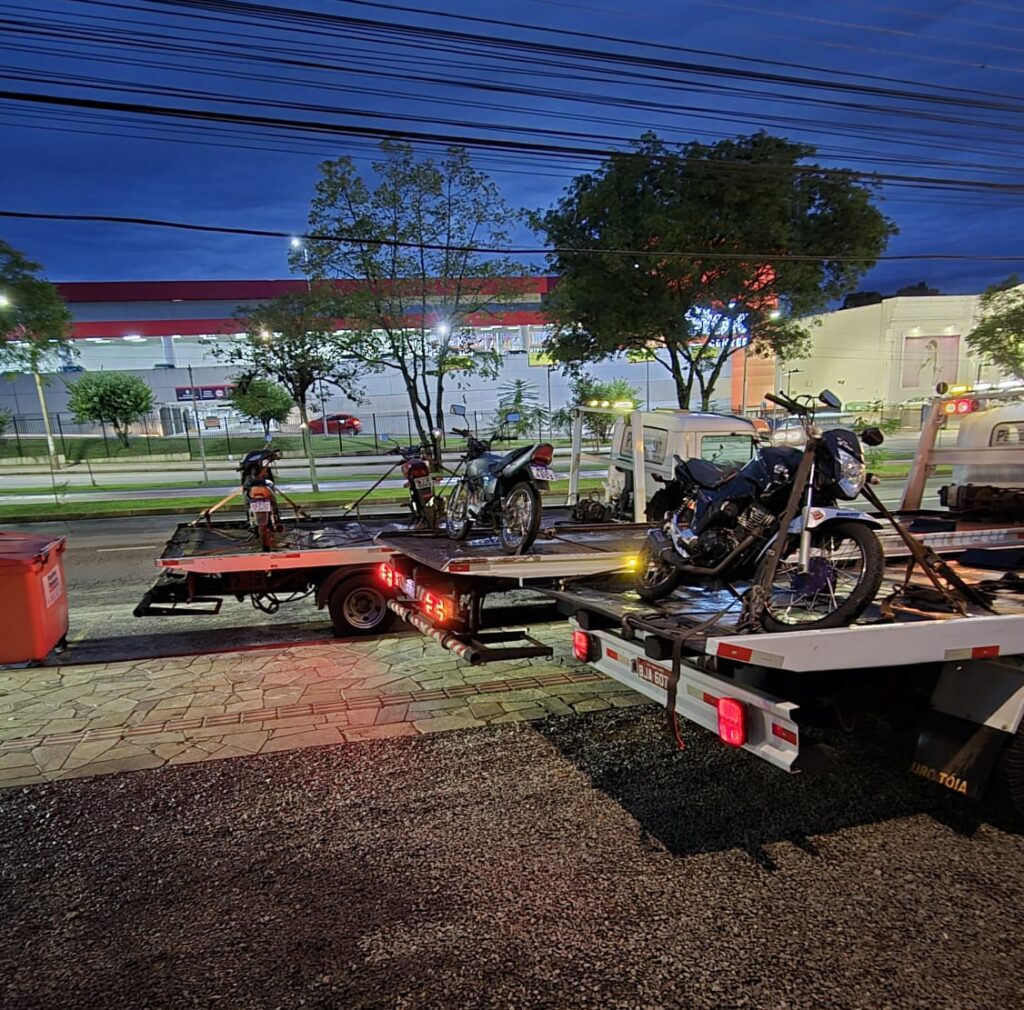 BM recupera quatro motocicletas em situação de furto/roubo e prende dois homens em Passo Fundo. Ação do 3ºRPMon