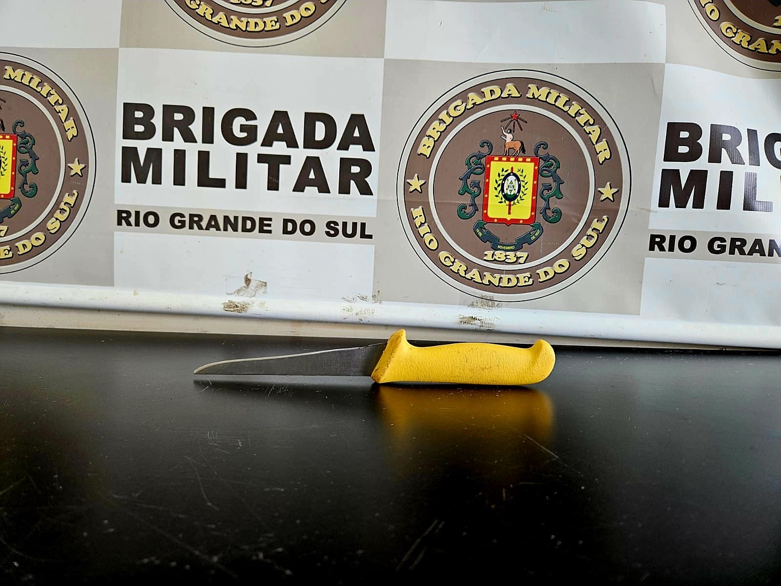 Foragido do presídio é preso com faca pelo 3°RPMon, no centro de Passo Fundo, no final da manhã de sexta-feira.
