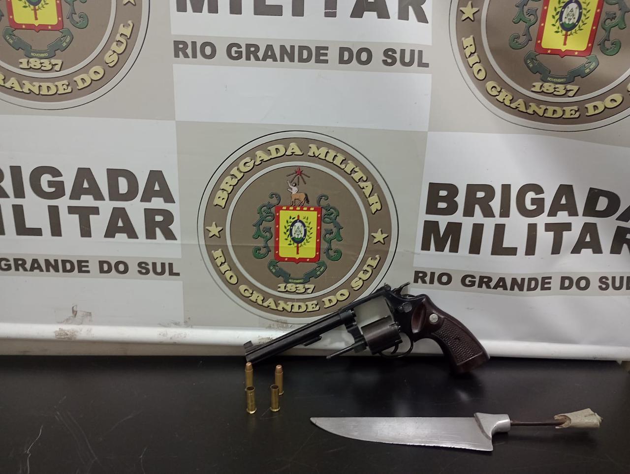 Homem é preso por porte ilegal na Victor Issler, em Passo Fundo. No início da noite desta segunda-feira (01) guarnições foram despachadas