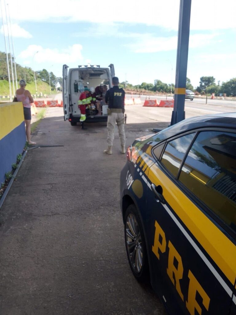 PRF socorre idosa em Soledade, após mal súbito. Na manhã deste domingo de Páscoa (31), na rodovia BR-386 na unidade operacional da PRF.